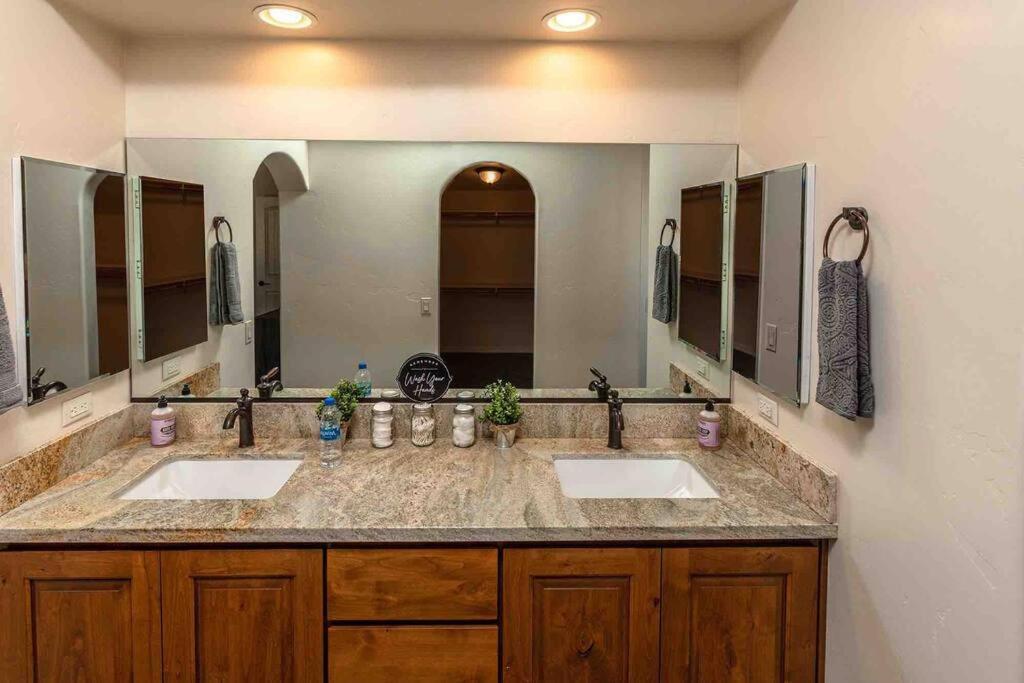 Hot Tub . Spacious . Pets . Central . Boat Parking Lake Havasu City Esterno foto