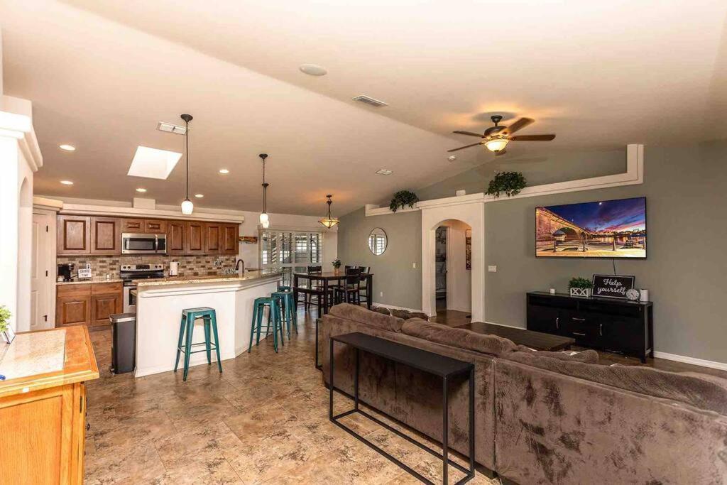 Hot Tub . Spacious . Pets . Central . Boat Parking Lake Havasu City Esterno foto