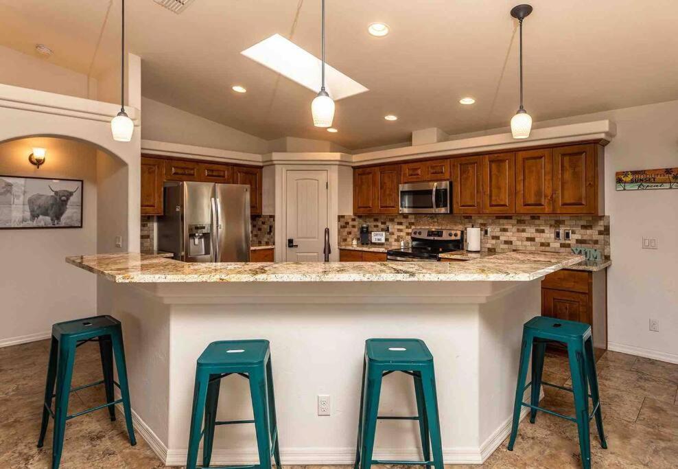 Hot Tub . Spacious . Pets . Central . Boat Parking Lake Havasu City Esterno foto