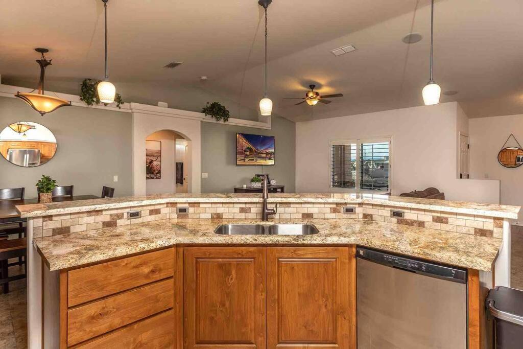 Hot Tub . Spacious . Pets . Central . Boat Parking Lake Havasu City Esterno foto