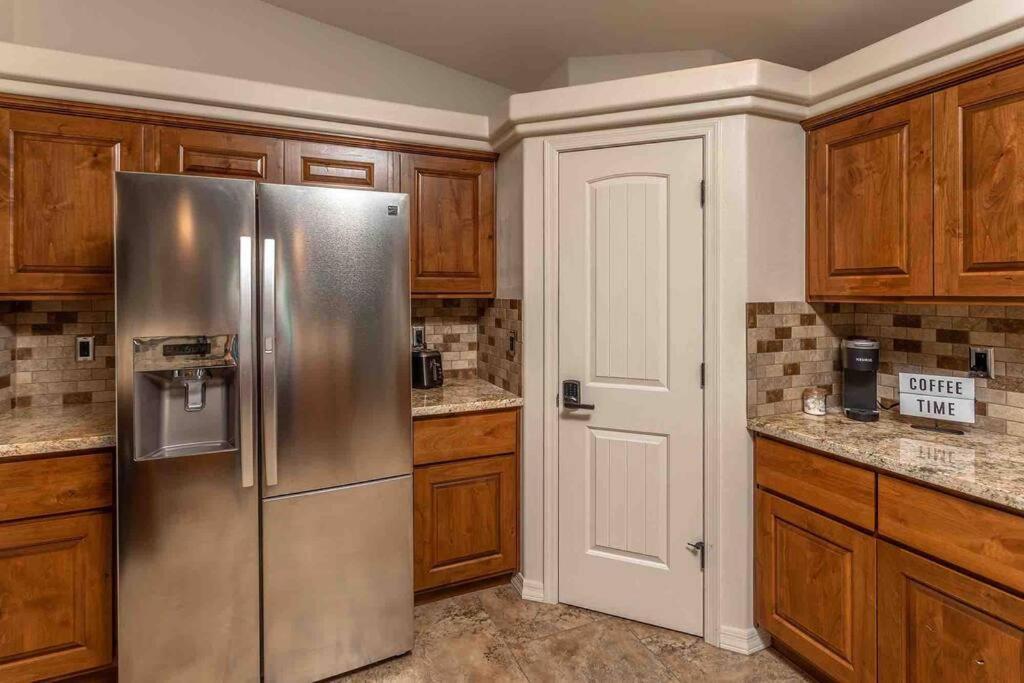 Hot Tub . Spacious . Pets . Central . Boat Parking Lake Havasu City Esterno foto