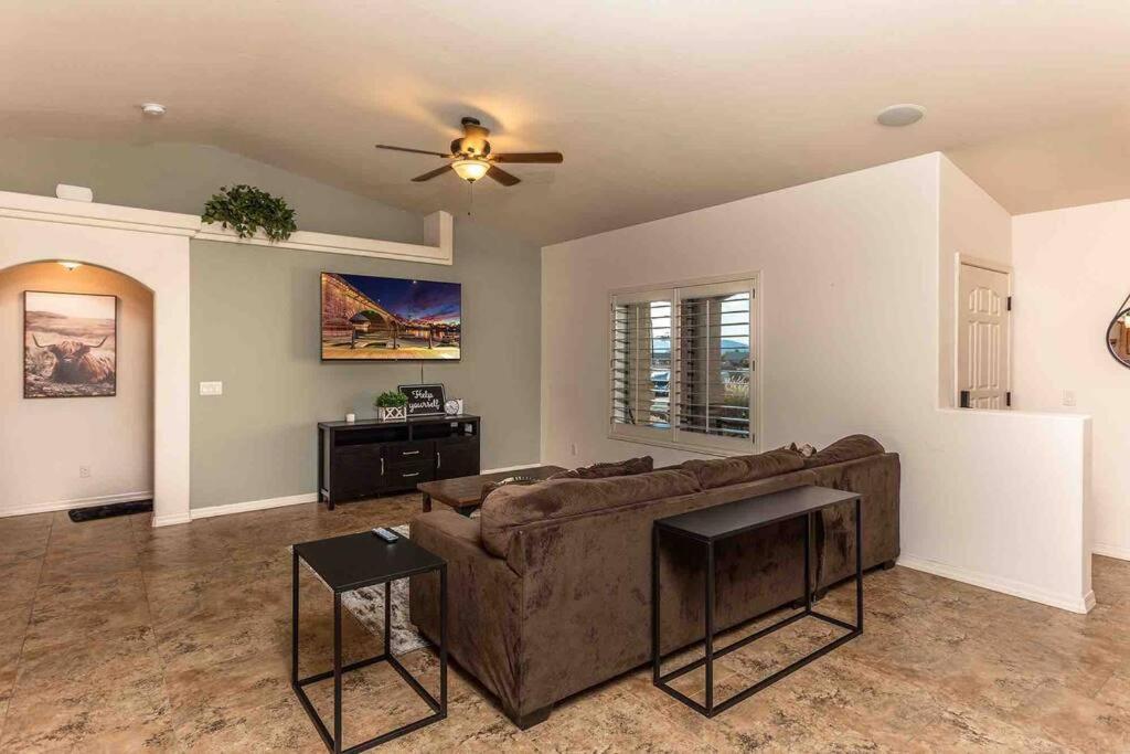 Hot Tub . Spacious . Pets . Central . Boat Parking Lake Havasu City Esterno foto
